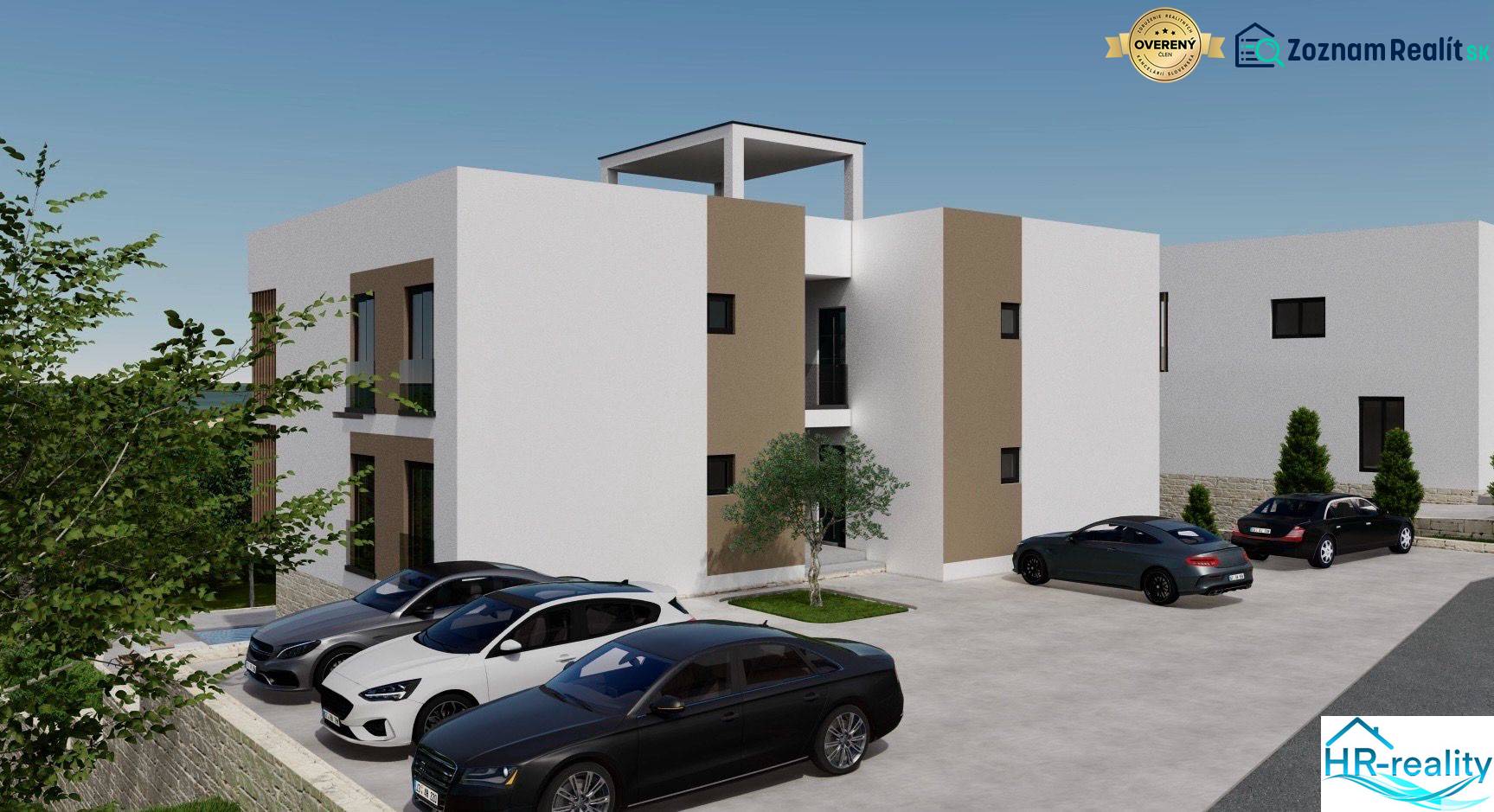 Ferienwohnung in Ciovo mit geparkten Autos und umliegendem Grün.