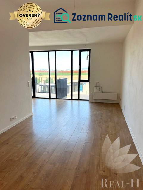 Helles Wohnzimmer mit großen Fenstern und Holzboden in einer 2-Zimmer-Wohnung.