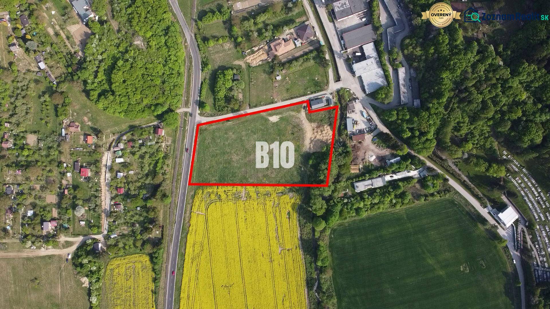 Luftaufnahme von Wohnbaugrundstücken in Trenčianske Teplice, umgeben von Grünflächen.