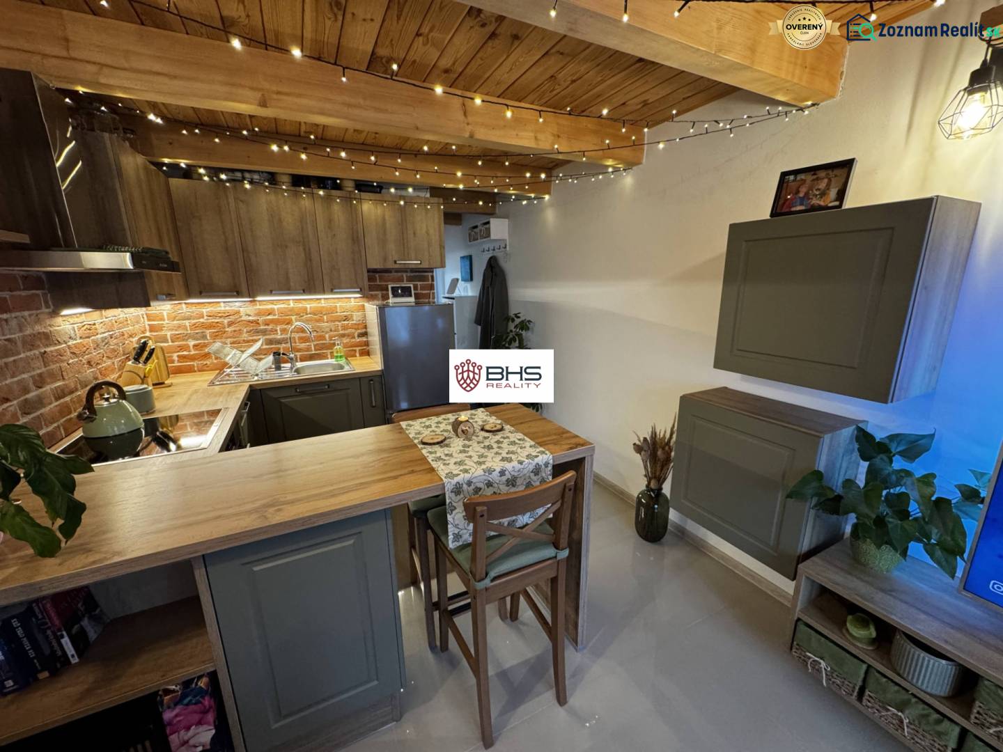 Küche mit Ziegelverkleidung, Boden mit Holzdekor, Lager und Hallen.