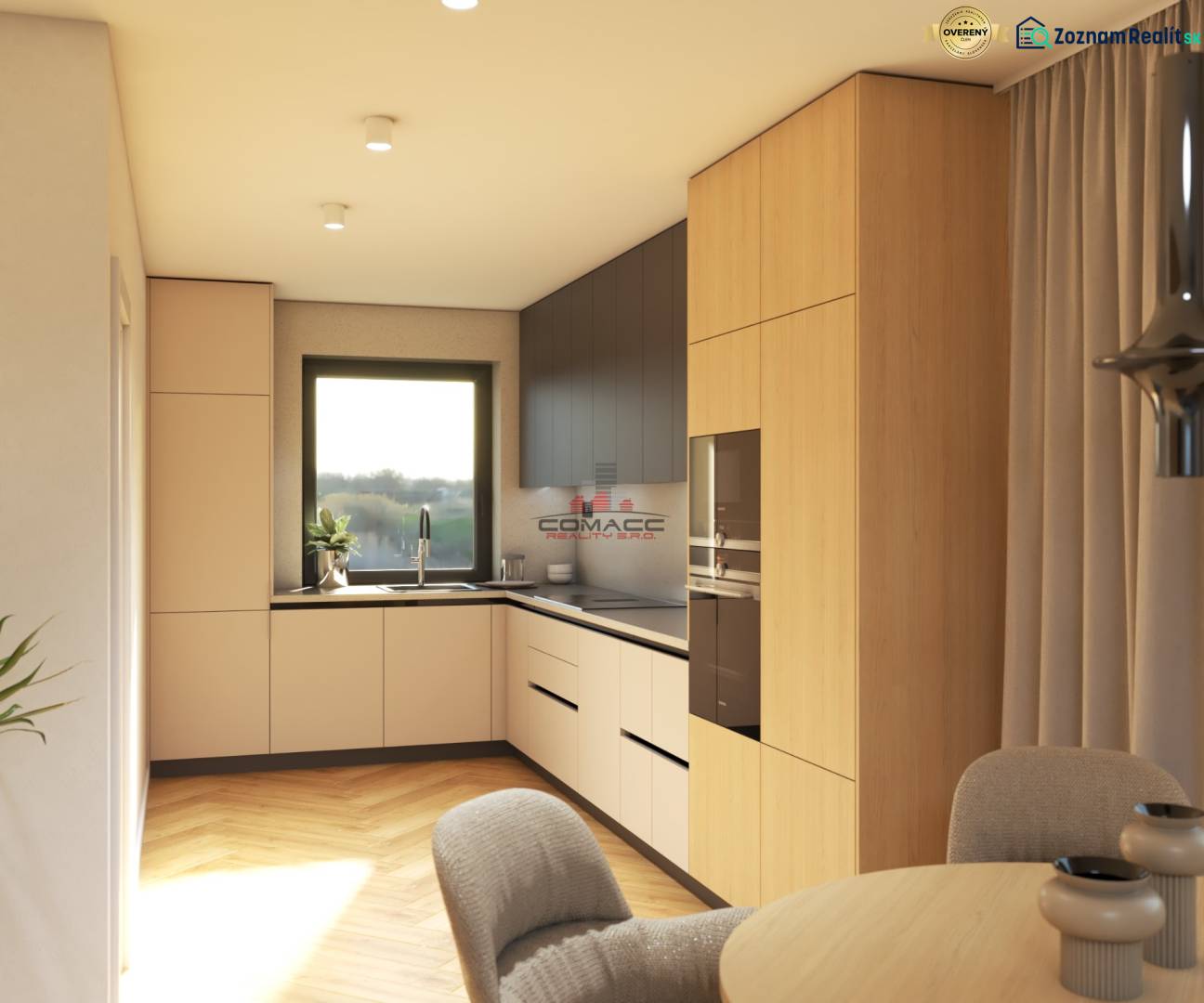 Küche mit Holzschränken und Fenster, in der Straße Špačince in einem Einfamilienhaus.