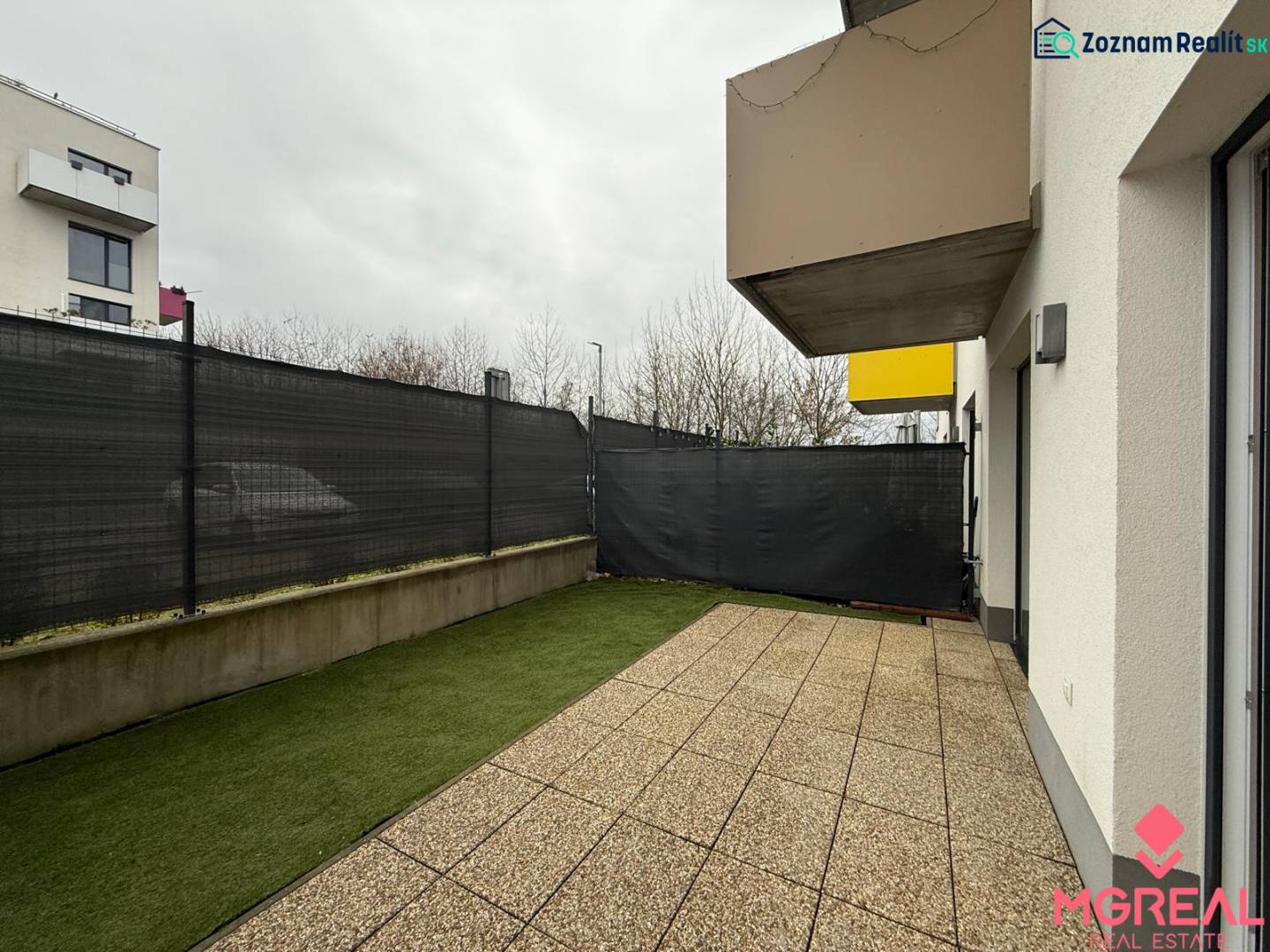 Terrasse bei einer 2-Zimmer-Wohnung in der Hornostavská-Straße in Nitra, mit Blick auf die benachbarten Gebäude.