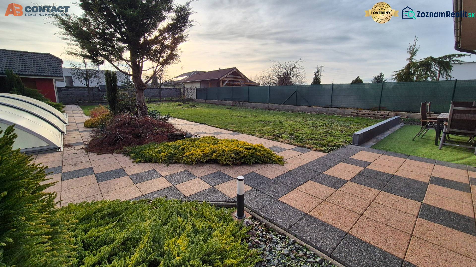 Garten bei einem Einfamilienhaus in der Veterná-Straße in Krakovany mit Pflastersteinen und Terrasse.