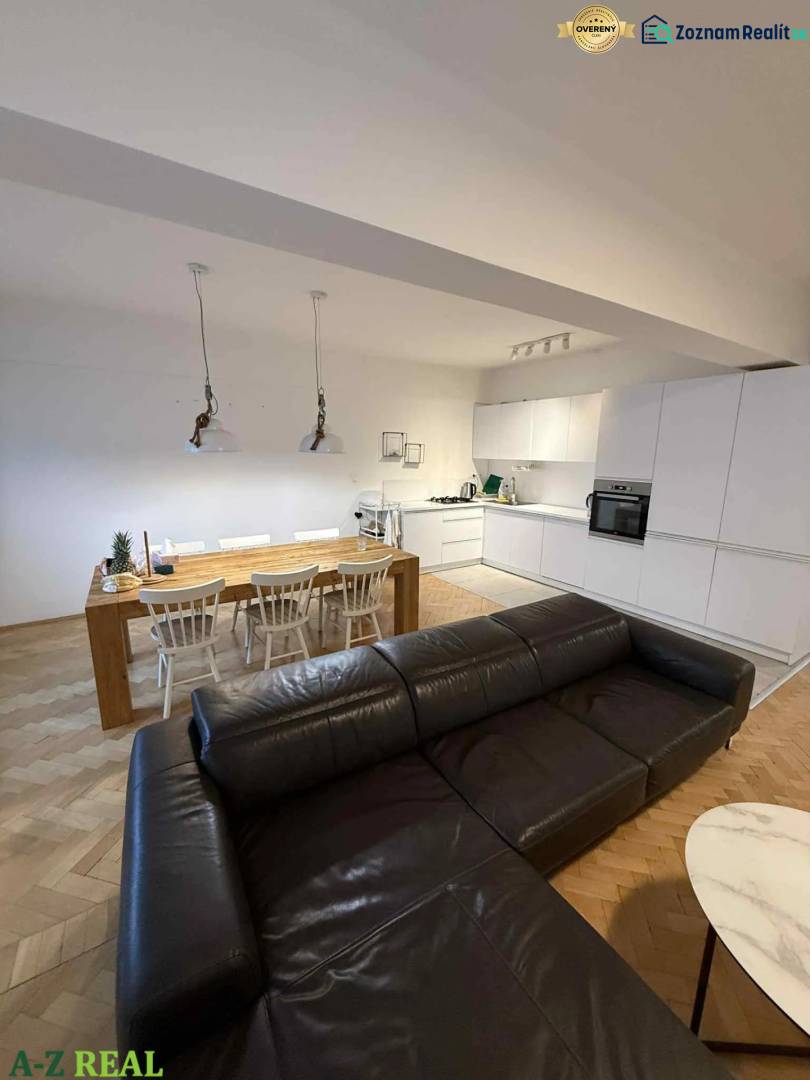 Küche mit Sofa und Esstisch, Boden mit Holzdekor, 4-Zimmer-Wohnung.