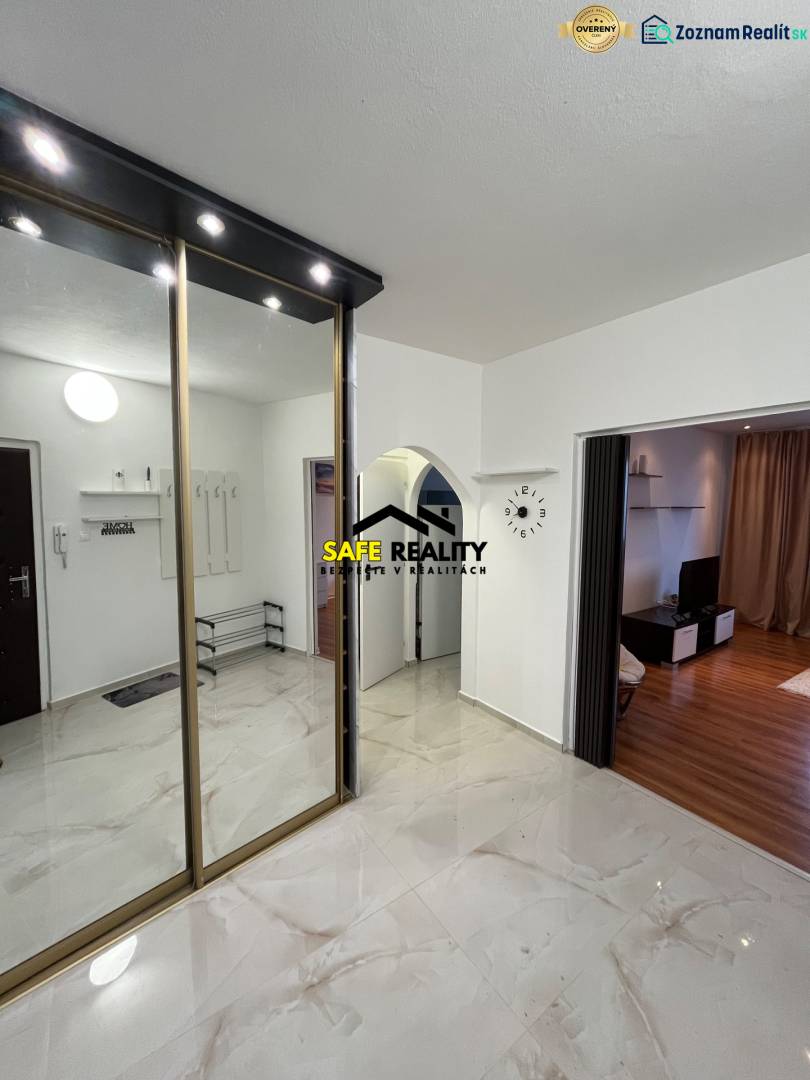 In der 3-Zimmer-Wohnung gibt es einen Spiegelschrank und einen Boden mit Holzdekor im Wohnzimmer.