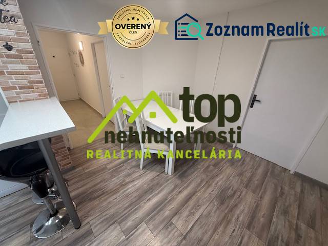 1-Zimmer-Wohnung mit Holzboden und Esstisch.