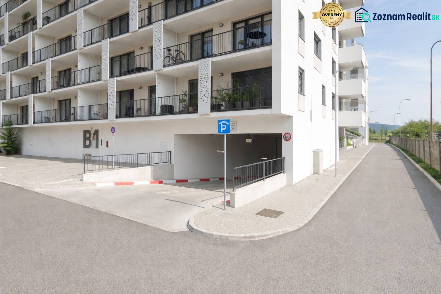 Wohngebäude mit Parkeinfahrt in Bratislava-Rača in der Eduarda-Wenzla-Straße.