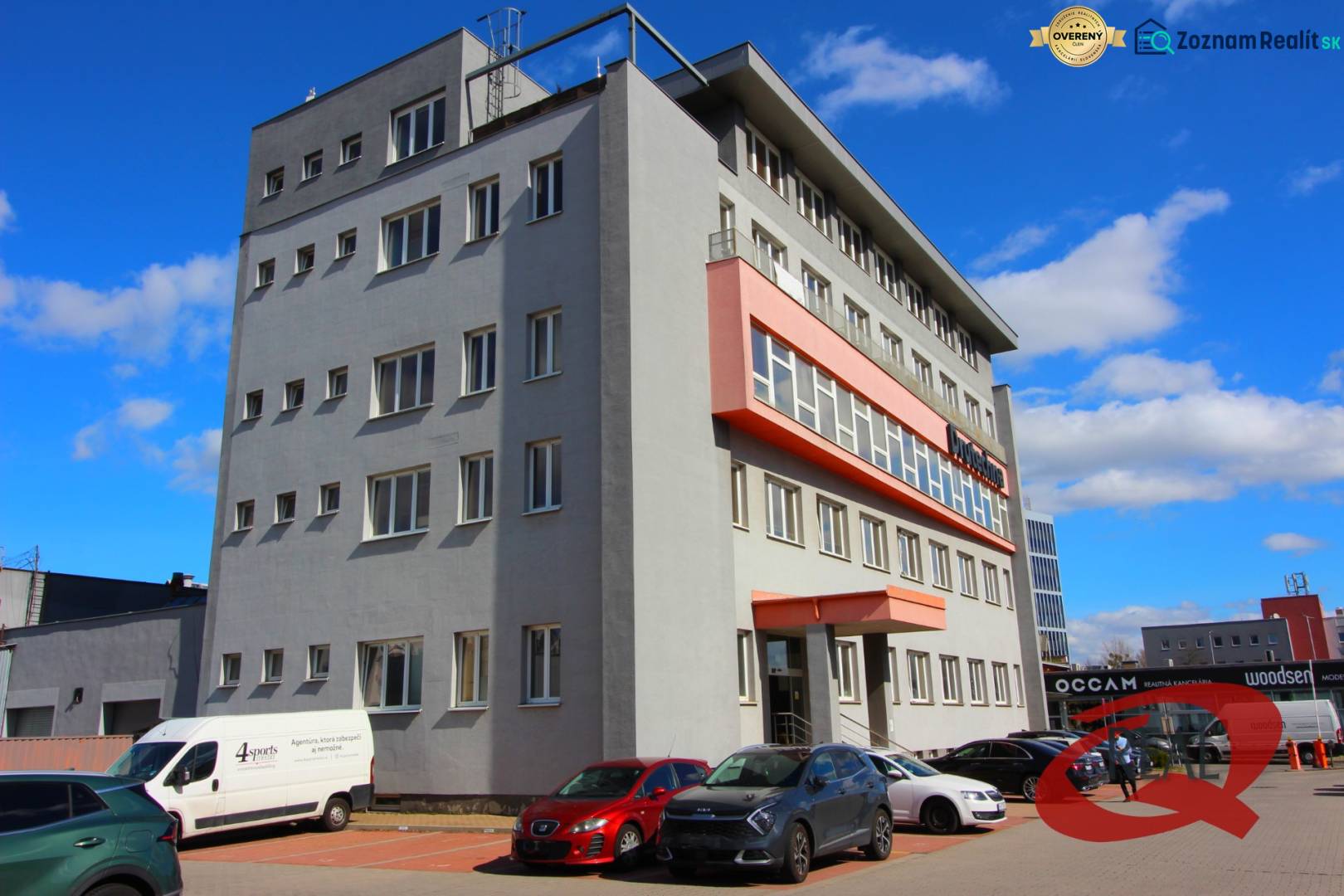 Bürogebäude in der Trenčianska Straße in Bratislava - Ružinov mit Parkplatz.