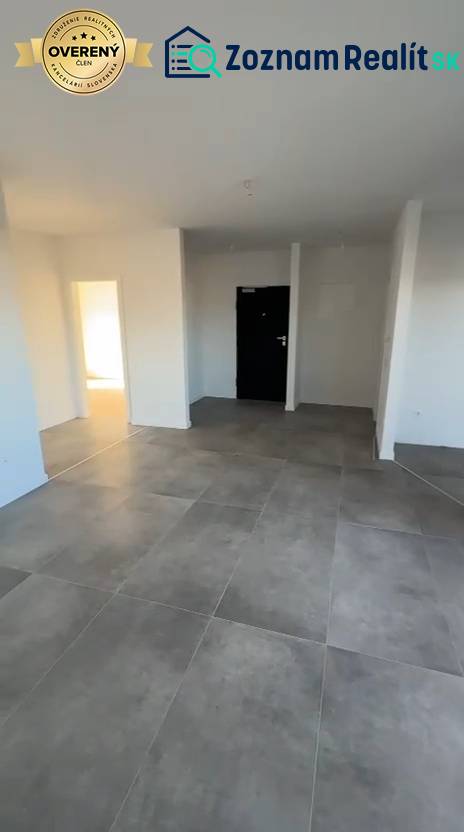 Innenraum einer 3-Zimmer-Wohnung mit großen Fliesen und weißen Wänden.