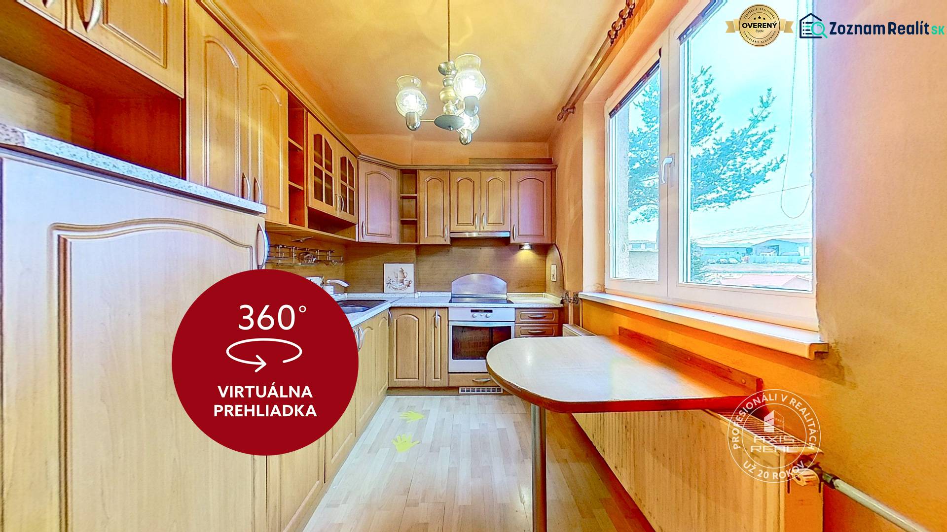 Küche in einer 3-Zimmer-Wohnung mit Holzdekor und Blick aus dem Fenster.