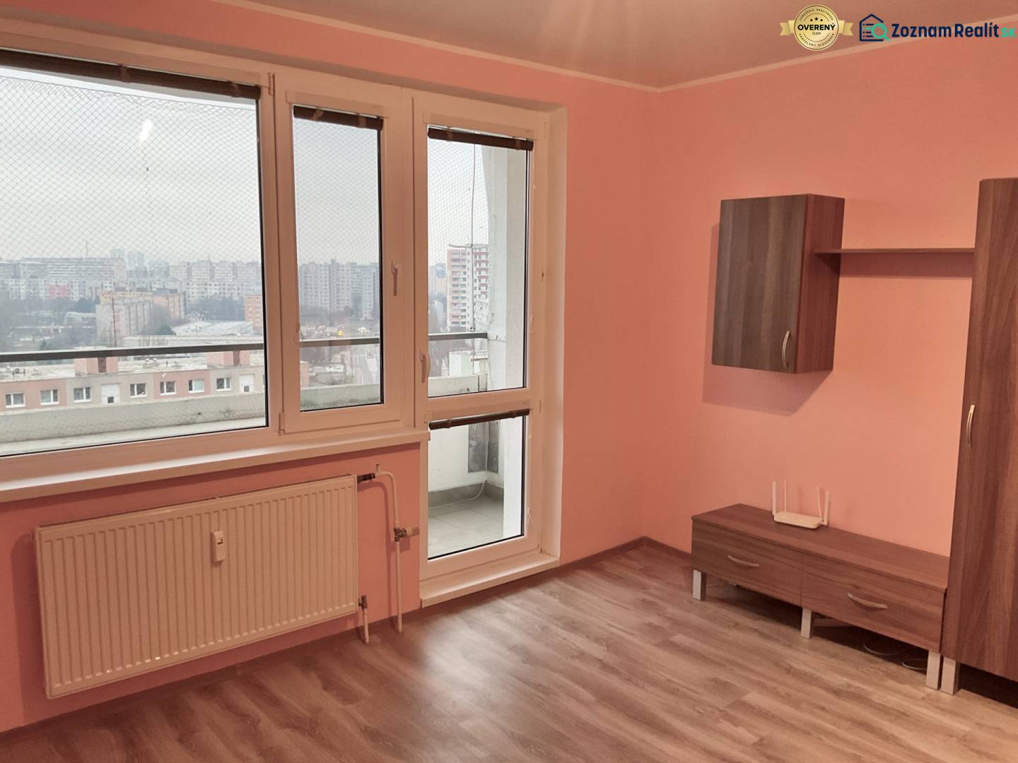 Einzimmerwohnung mit Holzboden, Blick auf Bratislava durch große Fenster.