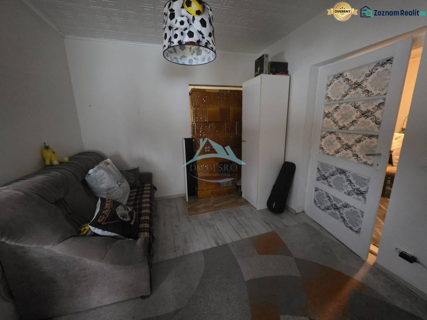 Wohnzimmer in einem Einfamilienhaus mit bequemer Couch und dekorativer Beleuchtung.