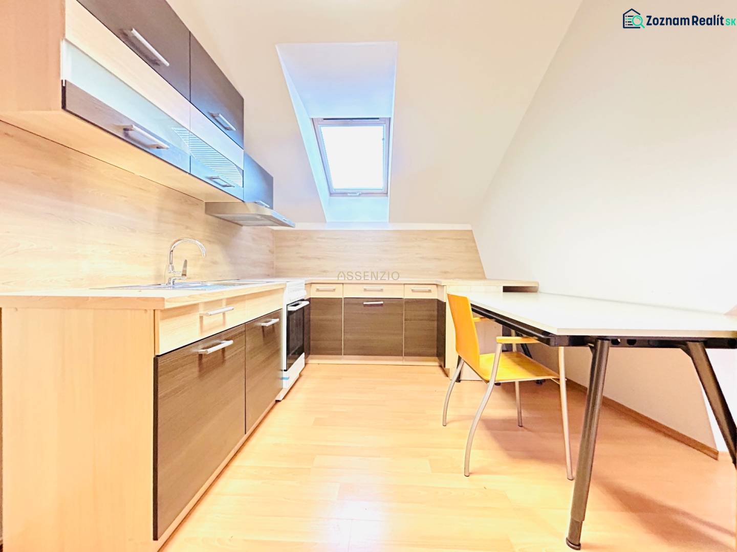 Büros mit Küche und Esstisch, heller Boden mit Holzdekor.