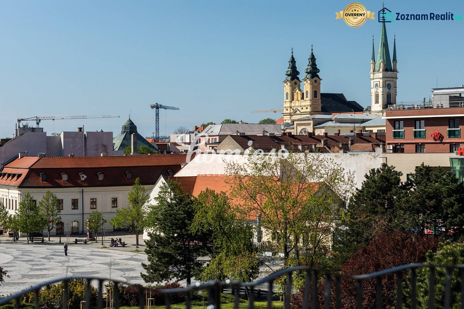 Das historische Zentrum von Nitra mit der Kathedrale und Kränen, geeignet für eine 3-Zimmer-Wohnung.