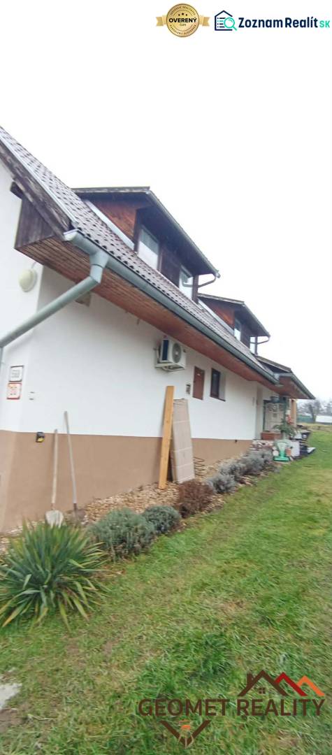 Ein Einfamilienhaus in der Cintorínska-Straße in Divín mit gepflegtem Garten und Dachboden.