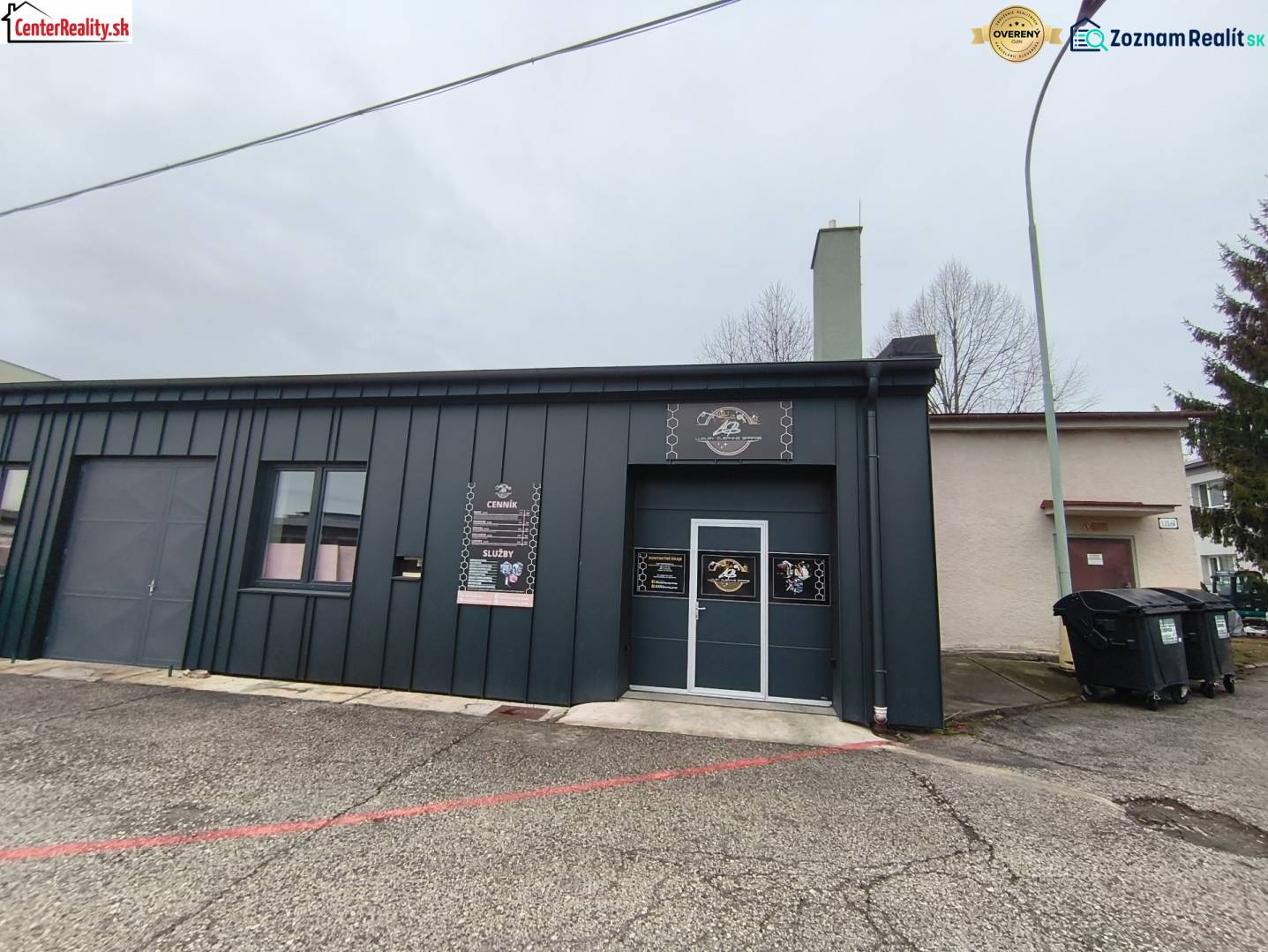 Gebäude mit Geschäftsräumen an der Košovská-Straße in Prievidza, Außenansicht.