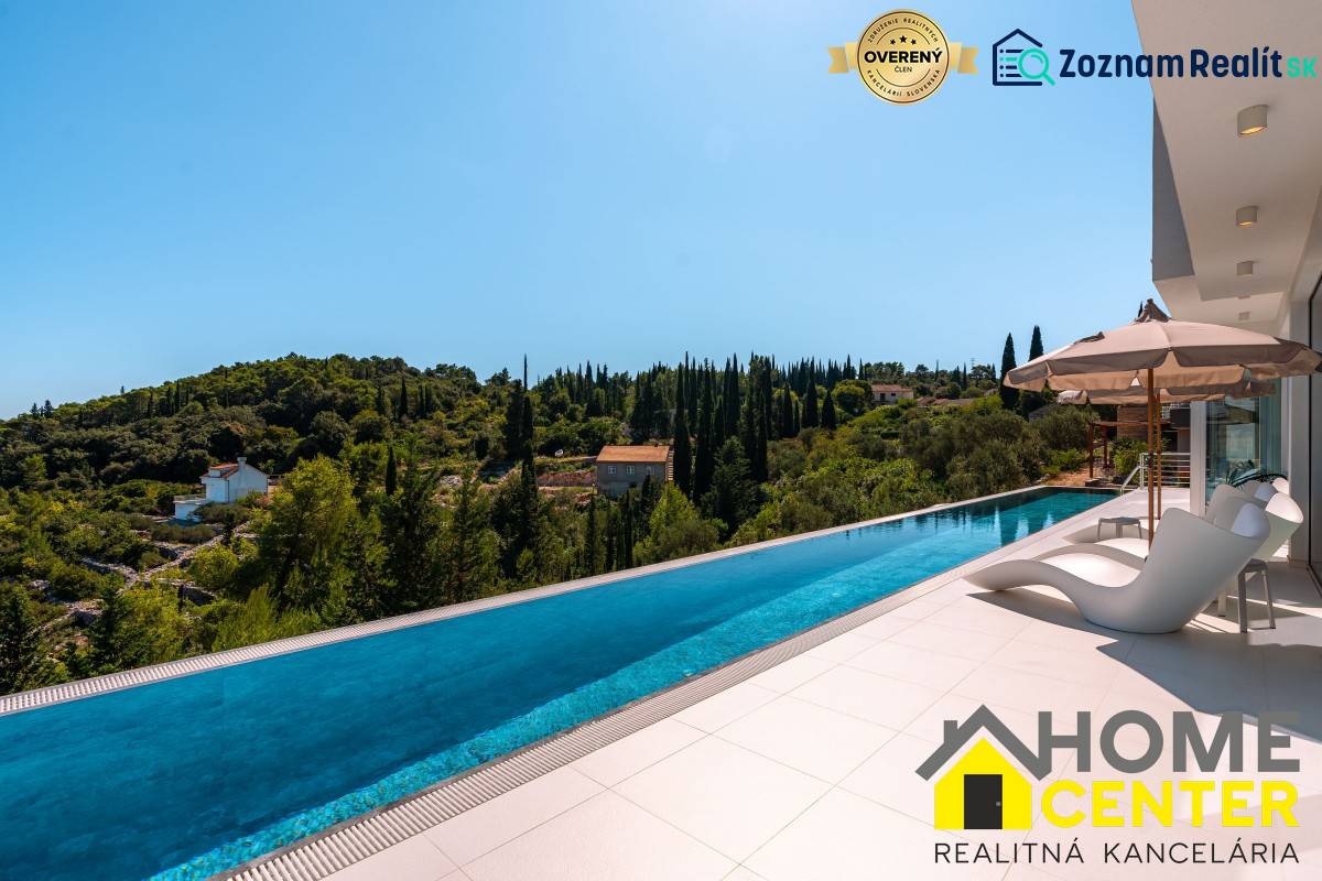 Ein Pool bei einer Villa in der Stadt Korčula mit Blick auf die umliegende Natur.