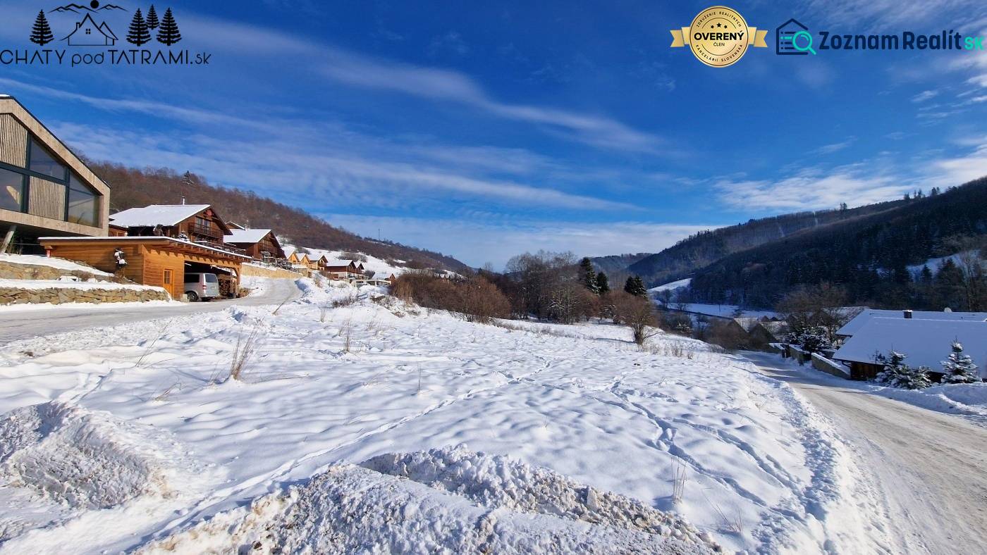 Verschneite Landschaft in den Erholungsgebieten auf der Fongrube in Mýto pod Ďumbierom mit Hütten.