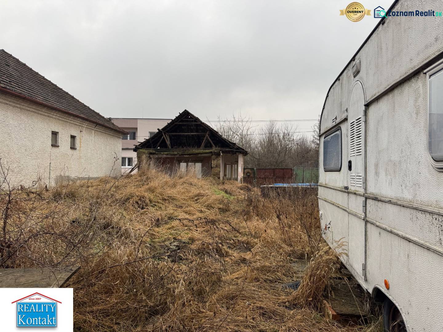 Hof in Dubník in der Straße Dubník, geeignet für Grundstücke - Wohnen mit Blick auf Gebäude und Wohnwagen.