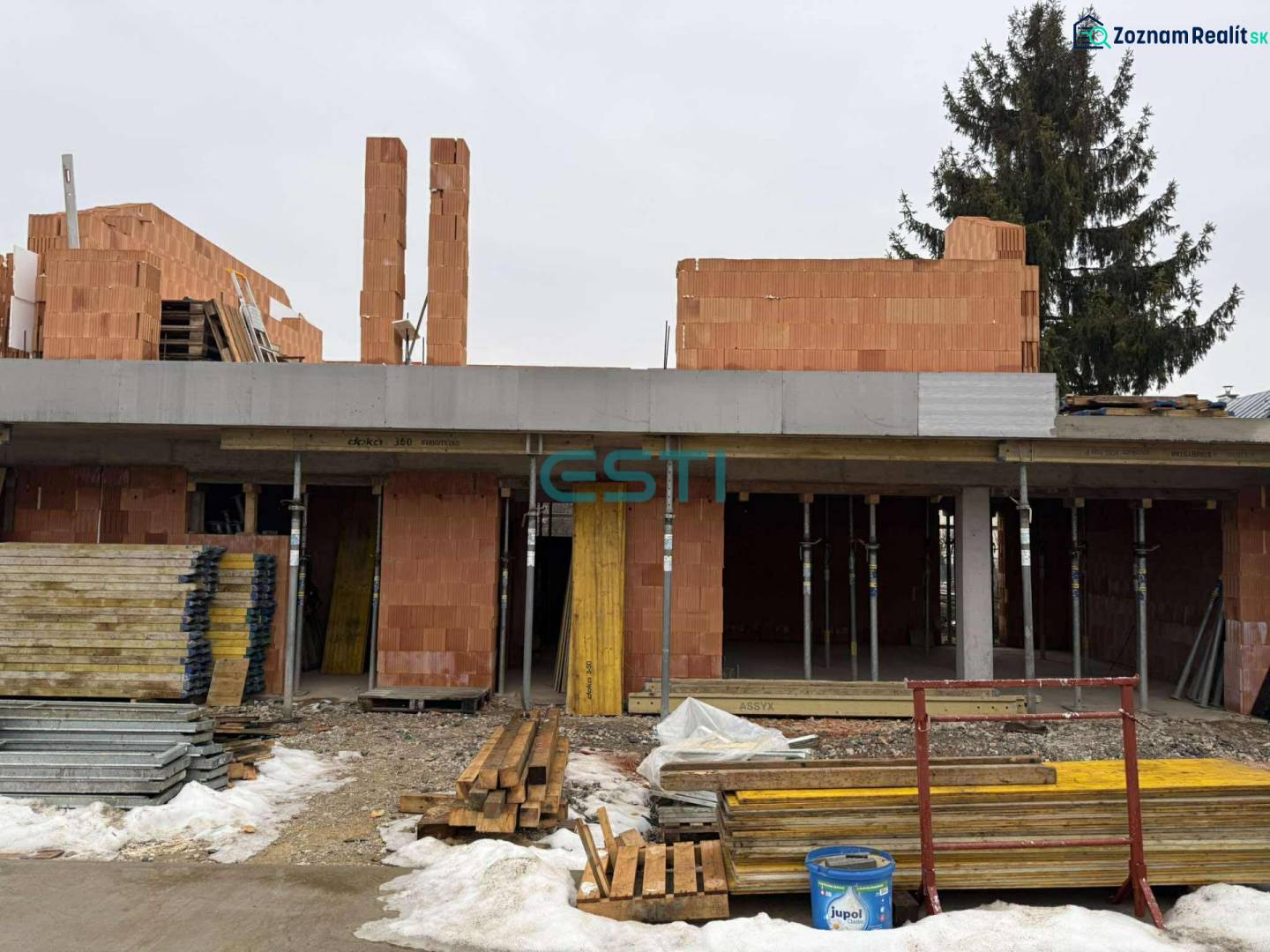 Der Bau eines Einfamilienhauses in der Višňová-Straße in Višňové, Ziegel, Baumaterial, Schneedecke.