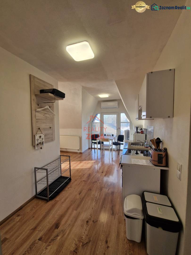 Innenraum eines Einfamilienhauses mit Küche und Essbereich, Boden mit Holzdekor.