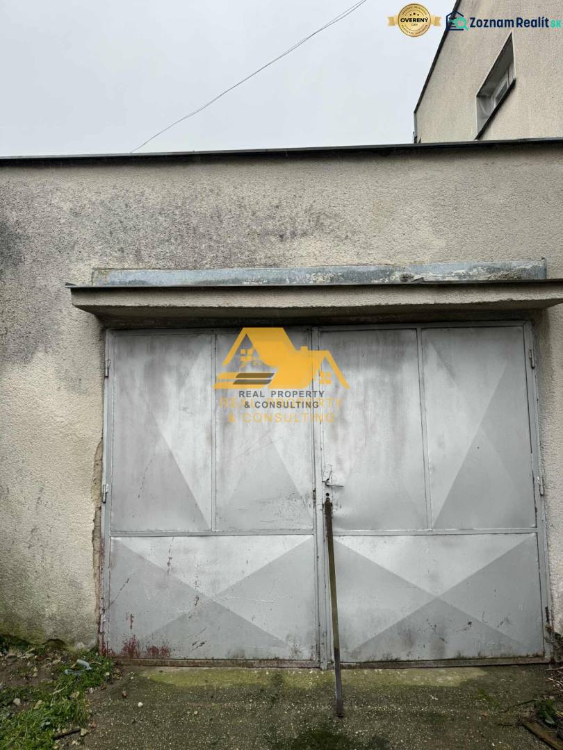 Garagentor eines Einfamilienhauses in Dvory nad Žitavou in der Straße Dvory nad Žitavou.