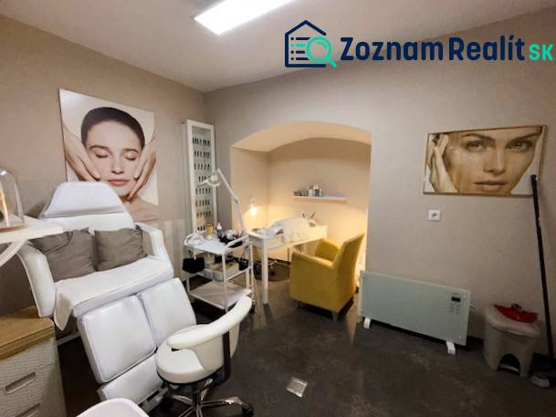 Geschäftsräume mit Sesseln und Wanddekorationen, Boden mit Holzdekor.