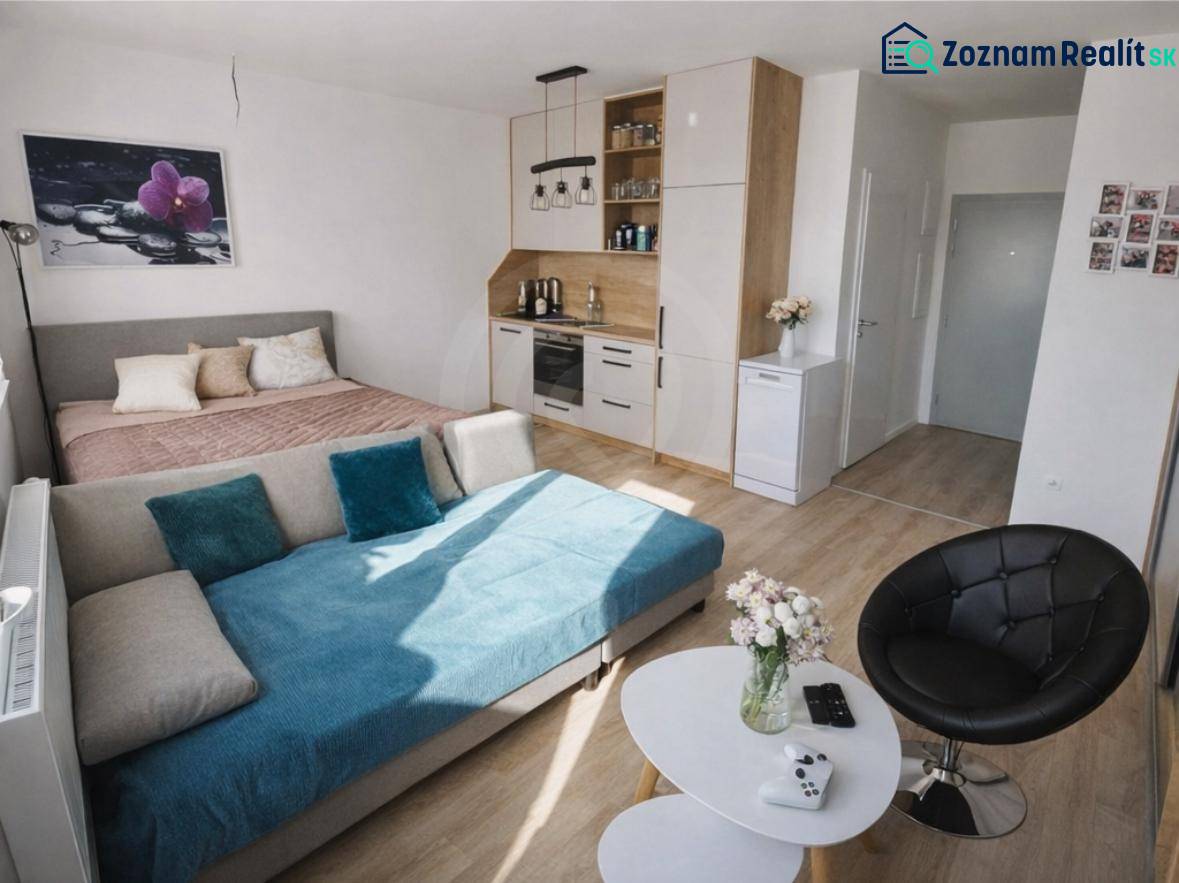 Einzimmerwohnung mit Bett, Sofa, Küchenzeile und Boden in Holzoptik.