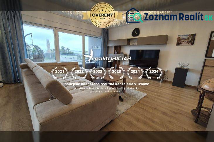 Wohnzimmer in der Ferienwohnung mit Sofa und Holzboden.