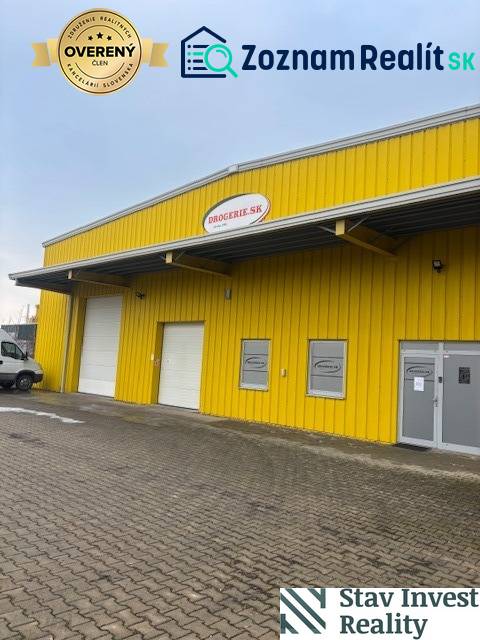 Gelbes Lager- und Hallengebäude an der Poľná-Straße in Senec mit Eingangstoren.