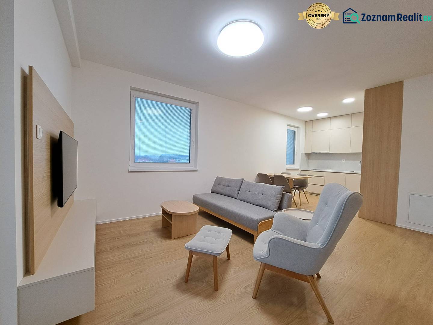 Wohnzimmer in einer 2-Zimmer-Wohnung mit Holzboden und bequemen Sitzgelegenheiten.