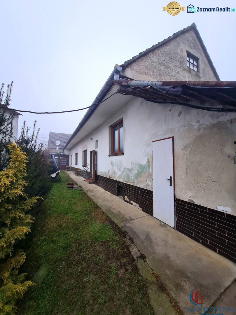 Einfamilienhaus am 1. Mai Platz in Chtelnica mit einem Rasenhof und Gartenpflanzen.