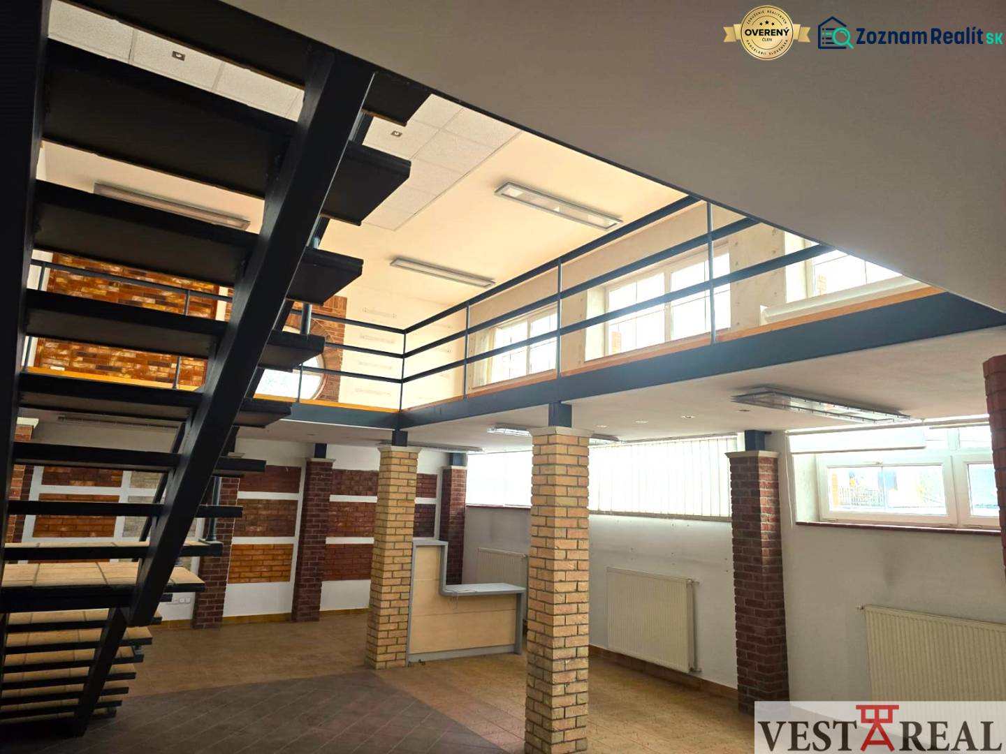 Innenhandelsflächen mit Holzboden und Metalltreppe.