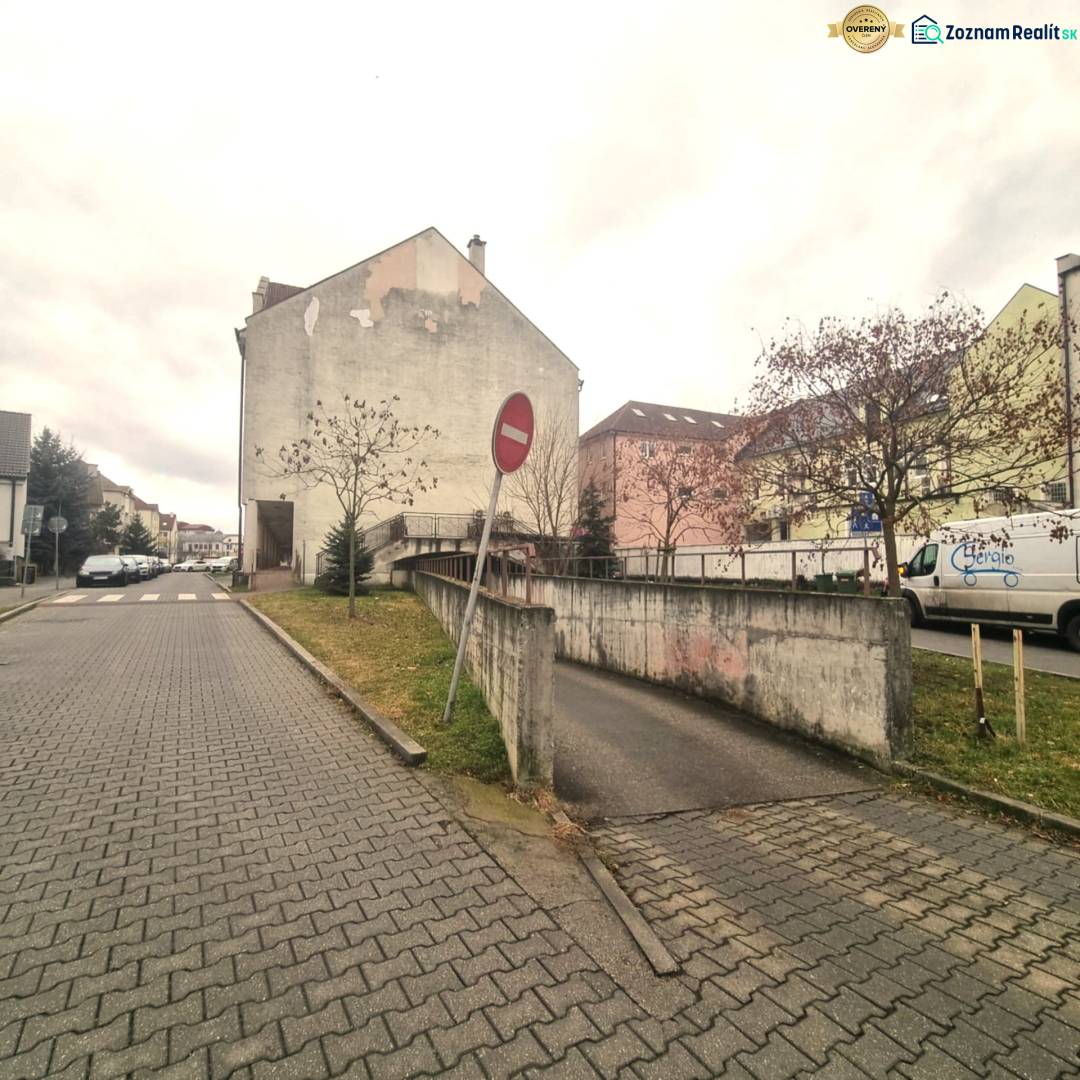 Kleine Platz Straße in Malacky, im Vordergrund Garagen mit Einfahrtsverbot.