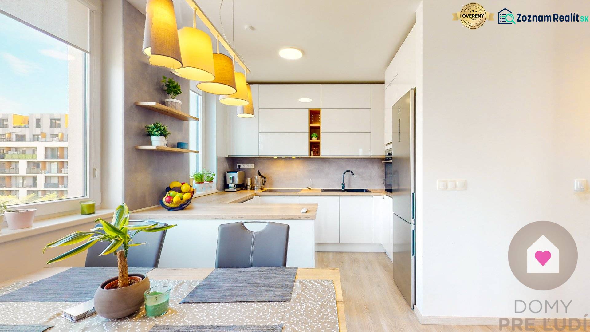 Küche in einer 3-Zimmer-Wohnung mit Holzboden, Leuchten und Zimmerpflanzen.