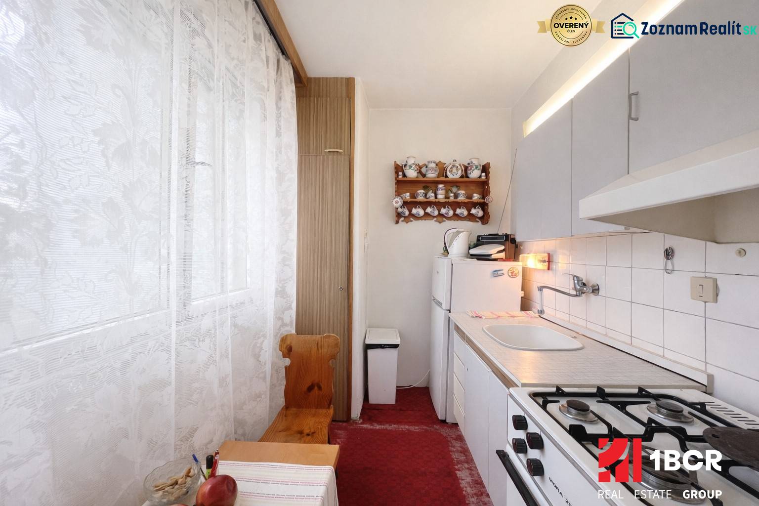 Gemütliche Küche mit Gasherd und rustikaler Dekoration in einer Einzimmerwohnung.