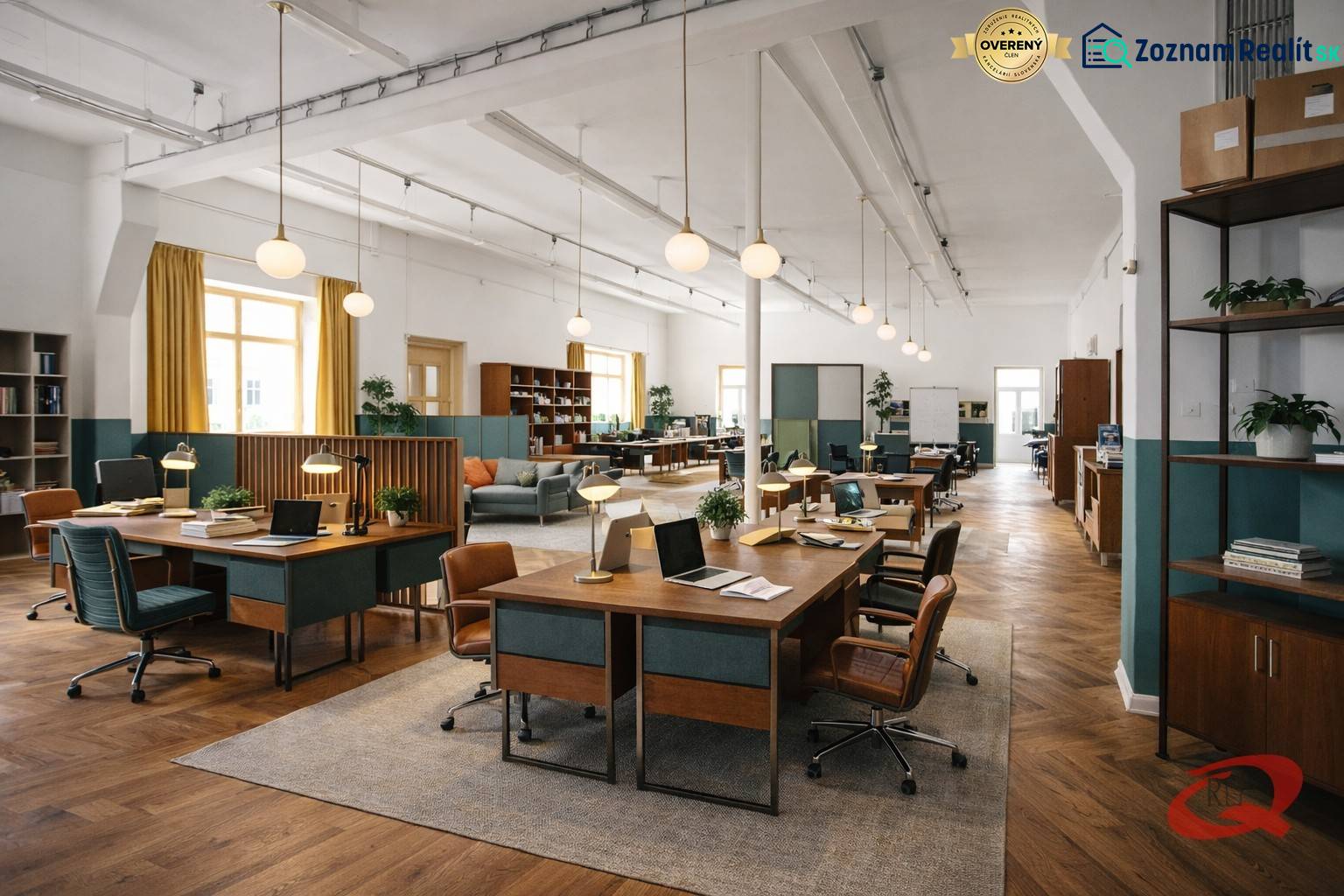 Innenraum eines Gebäudes mit Bürotischen, Stühlen, Holzdekorboden und Beleuchtung.