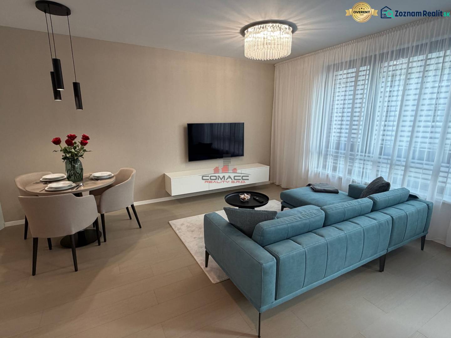 Wohnzimmer in einer 2-Zimmer-Wohnung mit Holzboden und bequemen Sitzgelegenheiten.