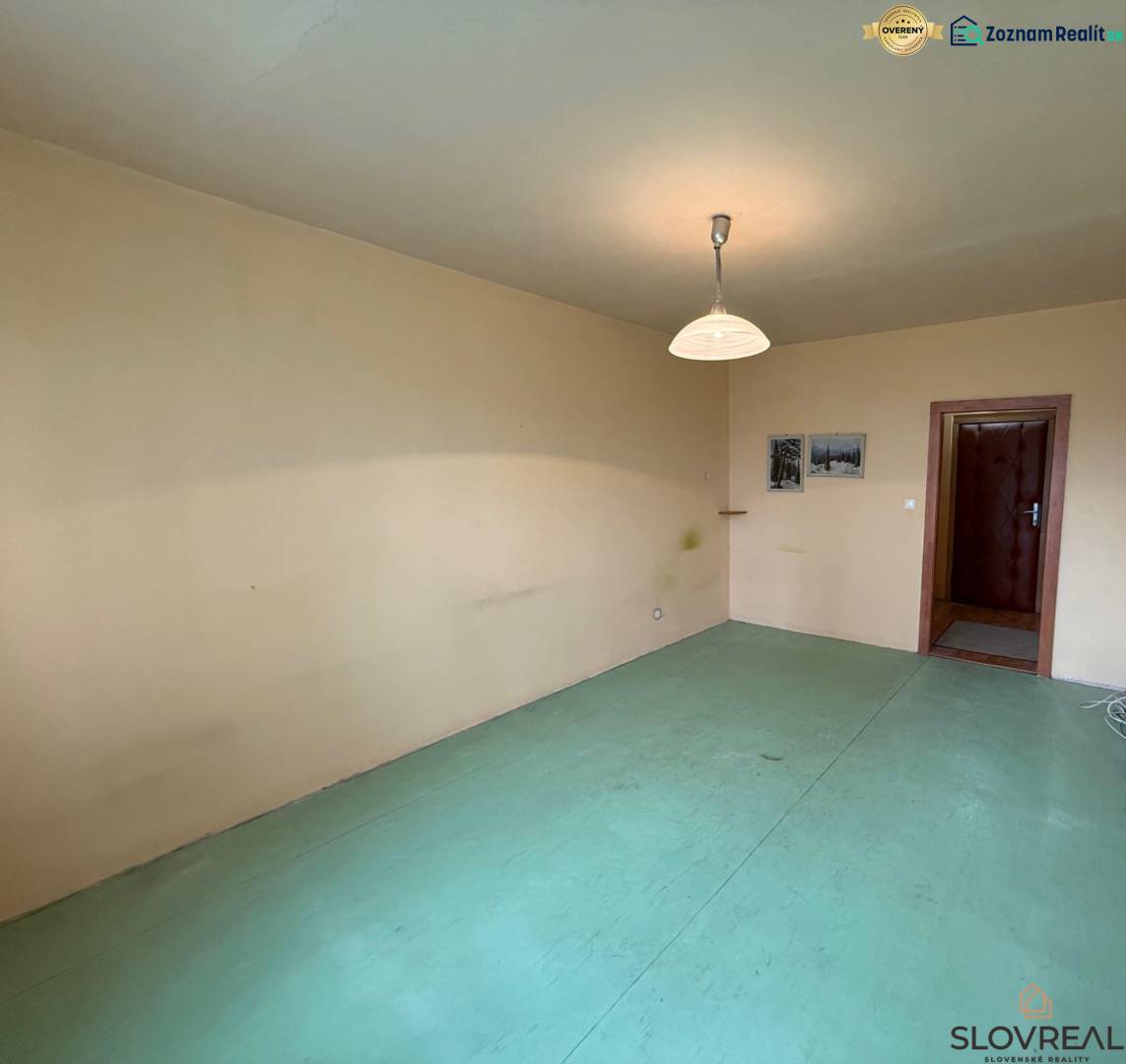 Ein Zimmer in einer 3-Zimmer-Wohnung mit neutralen Wänden und hellem Bodenbelag.