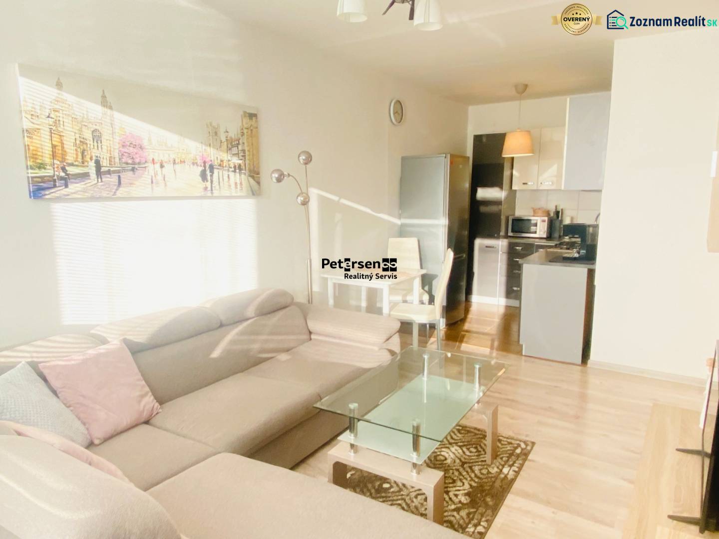 Wohnzimmer mit Sofa und Küche, 2-Zimmer-Wohnung, Holzboden.