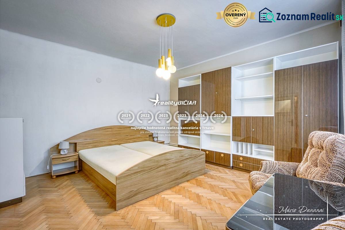 Schlafzimmer in einem Einfamilienhaus mit Holzboden, Bett und Einbauschrank.