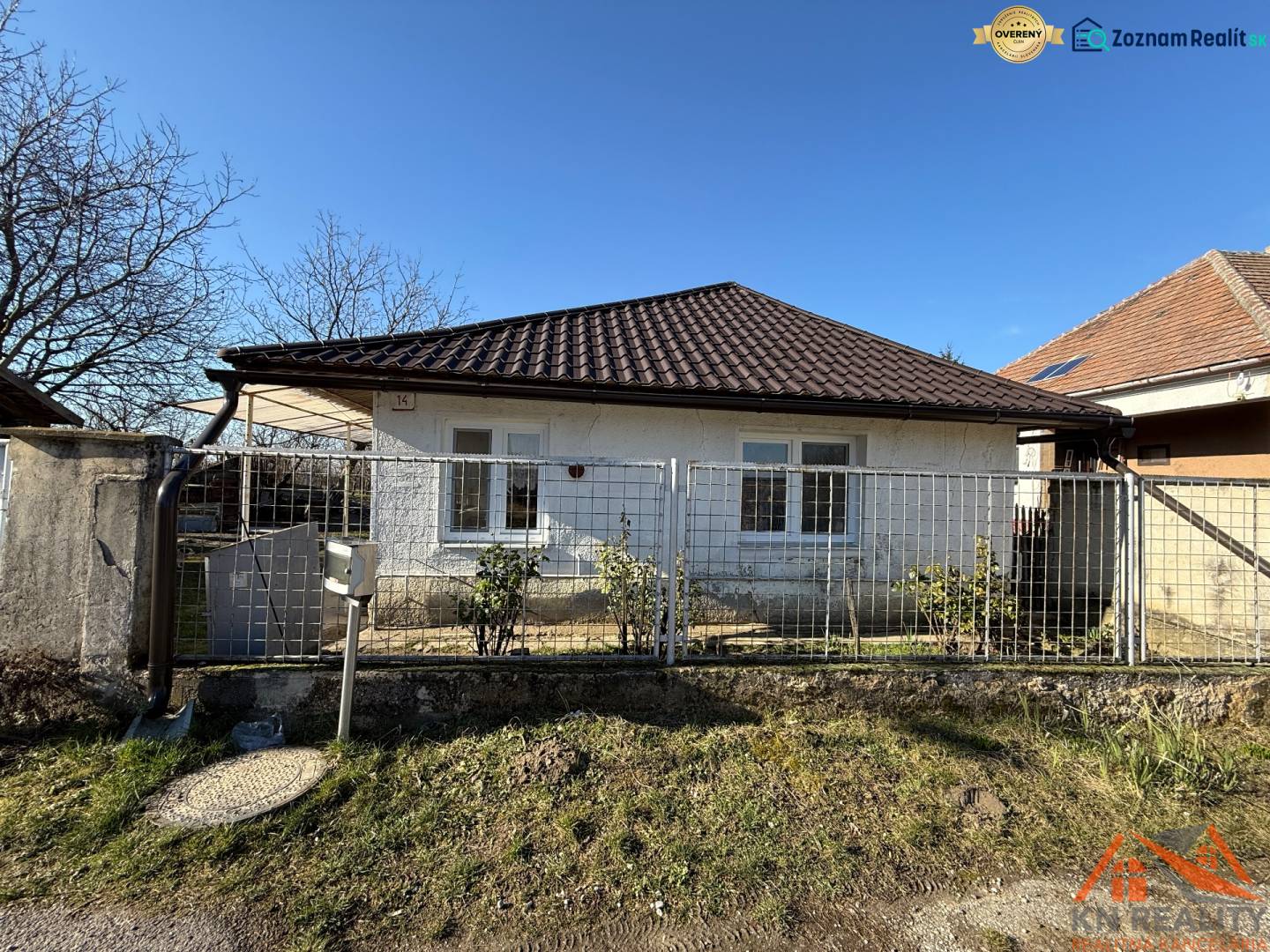 Ein Einfamilienhaus in der Cintorínska-Straße in Svätý Peter mit eingezäuntem Hof und Garten.