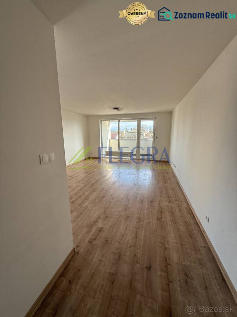 Helles Wohnzimmer mit Holzdekorboden in einer Zweizimmerwohnung.