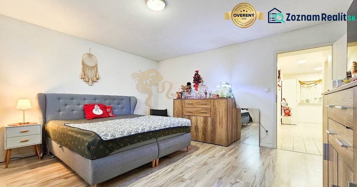 Schlafzimmer im Einfamilienhaus mit Holzboden und Weihnachtsdekorationen.