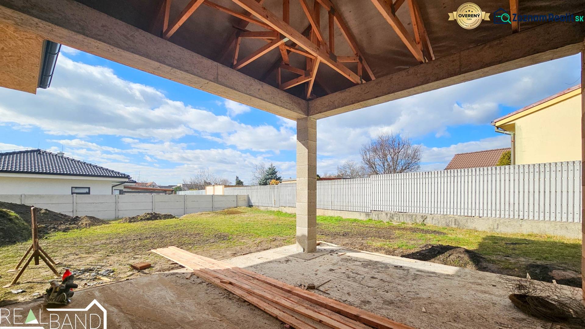 Bauablauf eines Einfamilienhauses in Pavlice mit Holzdachkonstruktion und gestaltetem Hof.