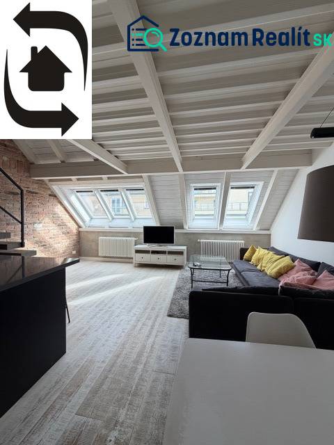 Dachgeschoss-Wohnzimmer mit Dachfenstern, Boden mit Holzdekor, 4-Zimmer-Wohnung.