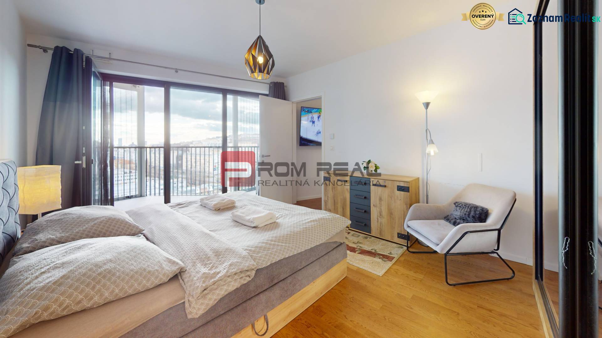 Schlafzimmer mit großem Bett, Sessel und Schrank, Boden mit Holzdekor.