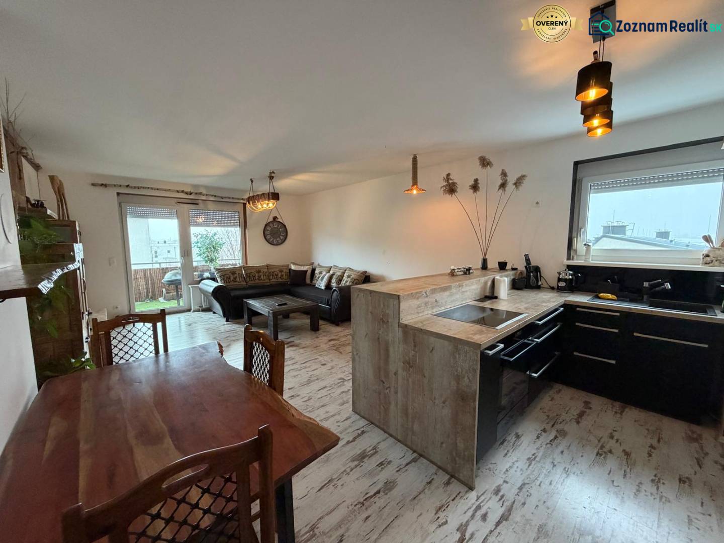 Wohnzimmer mit Küche in einer 3-Zimmer-Wohnung, Boden mit Holzdekor.