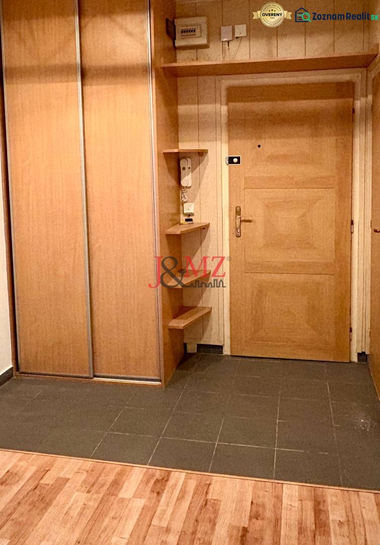 Eingangsbereich einer 2-Zimmer-Wohnung mit Holzboden und geräumigem Schrank.