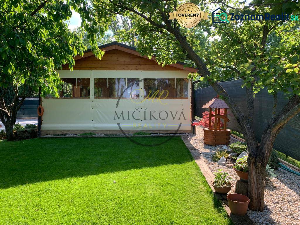 Gärten in Dolné Krškany, Nitra, mit Rasen, Pavillon und Gehölzen.